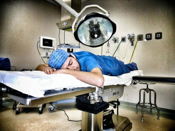 Műszak közben alvó orvosok képei terjednek vírusként
