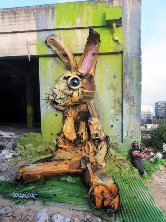 Lenyűgöző álaltszobrokat épít hulladékból egy művész - fotók