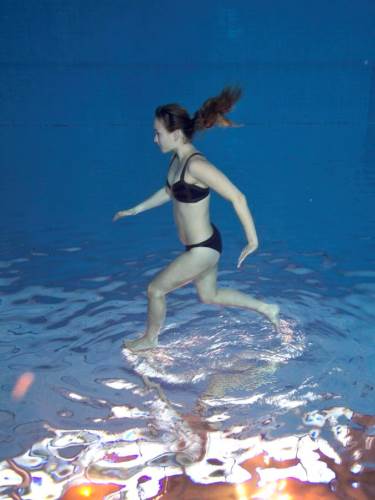 Ez a nő tényleg képes a vízen járni!