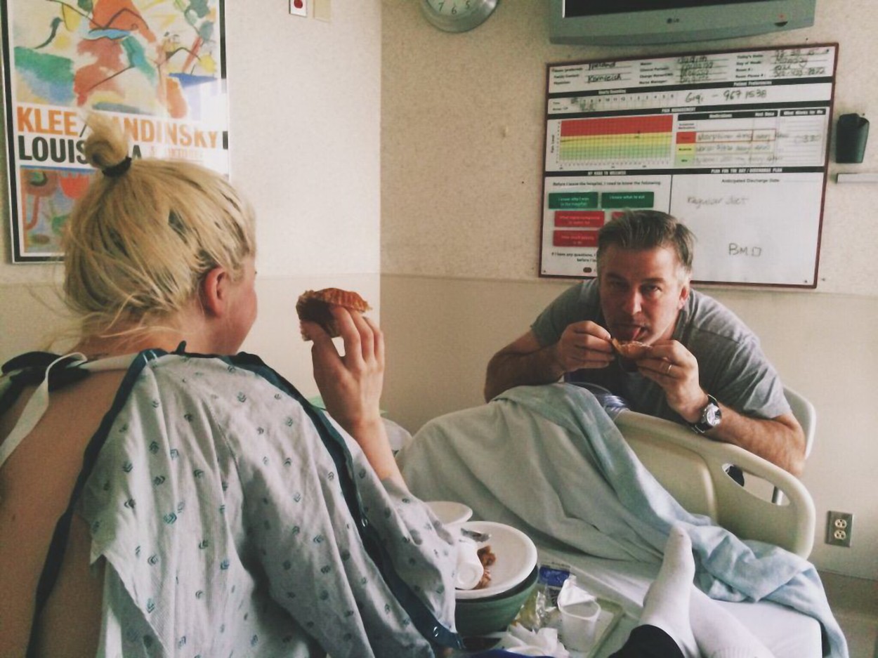 Áprilisban Ireland erős gyomorgörcsökkel került kórházba, ahol édesapja minden nap meglátogatta 
