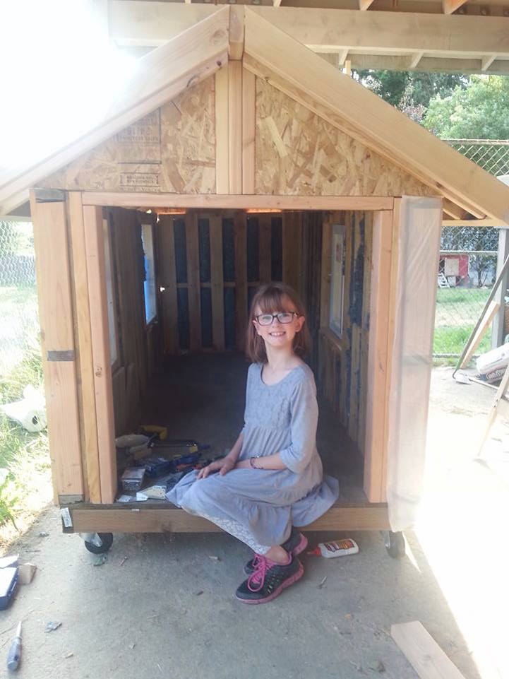 Hajléktalanoknak épít apró otthonokat a 9 éves kislány