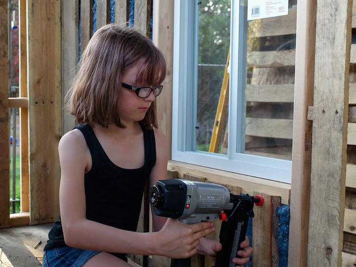 Hajléktalanoknak épít apró otthonokat a 9 éves kislány