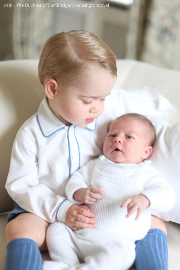 Friss: az első közös fotó György hercegről és Charlotte hercegnőről