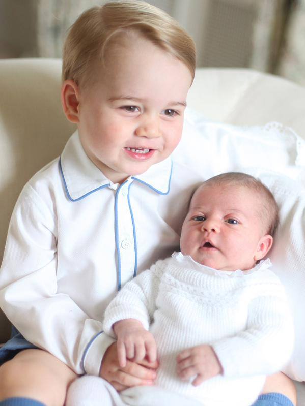 Friss: az első közös fotó György hercegről és Charlotte hercegnőről