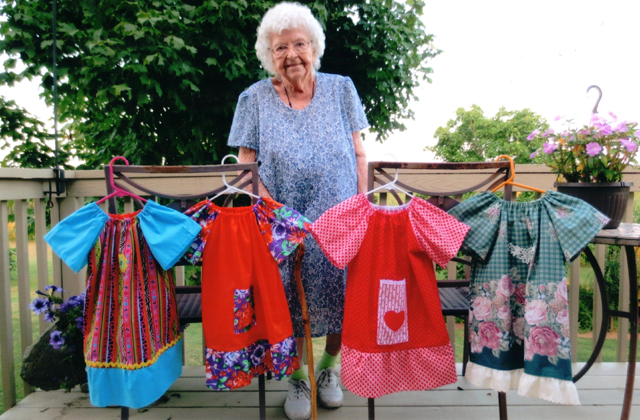 1000 ruhát varrt a rászorulóknak a 100. születésnapjára