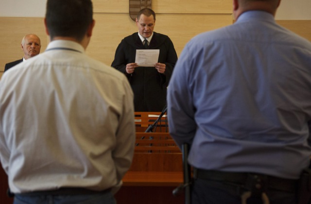 K. Sándor Szilárd (háttal b) hallgatja Németh Károly bírót az ellene szexuális erőszak bűntette miatt indult büntetőper ítélethirdetésén a Fonyódi Járásbíróságon – MTI Fotó: Varga György