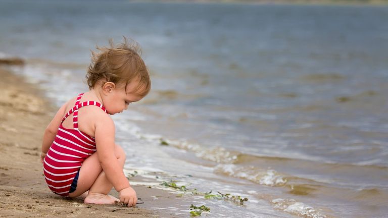 Baba vs. strand: vigyem vagy ne vigyem a vízbe a babámat?