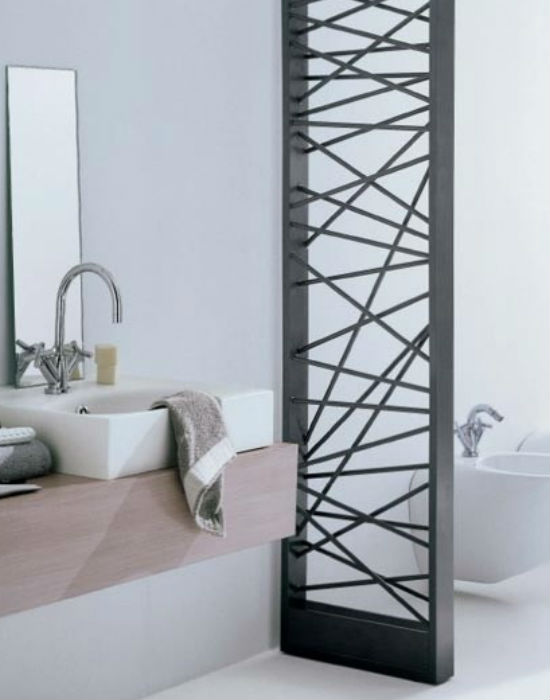 Nemcsak a nappalikban, a fürdőszobában is jól mutat egy jól kitalált elválasztó. Fotó: pinterest.com
