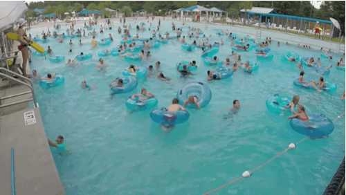 Ennyire nehéz észrevenni egy medencében fuldokló gyereket - videó