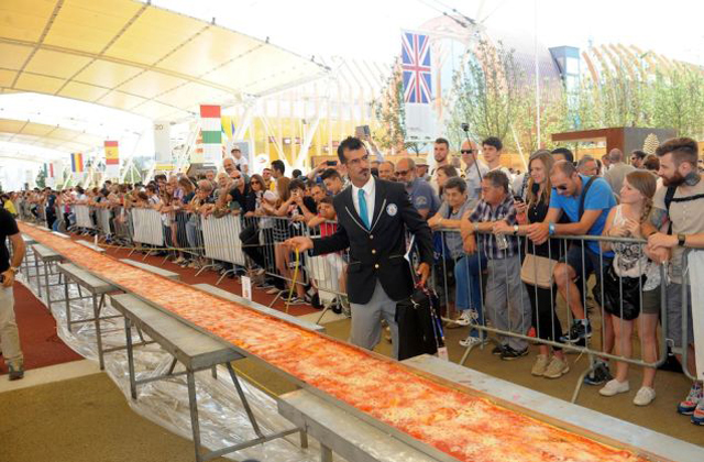 Megsütötték a világ leghosszabb pizzáját