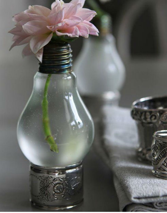 A felsorolásból nagy kedvenc a villanykörte váza. Fotó: pinterest.com