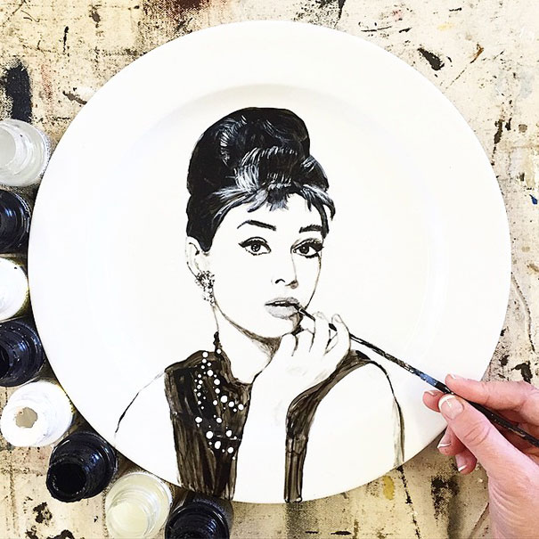 Elképesztően élethű képeket fest tányérokra egy művész