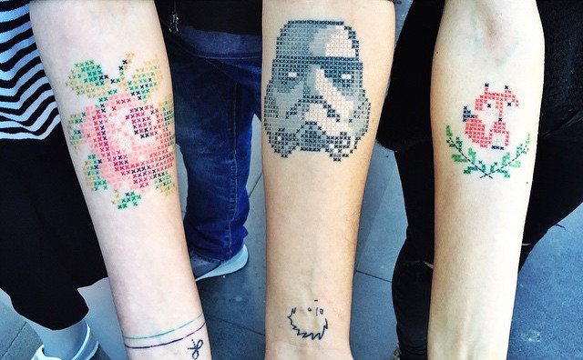 Hímzést imitáló tetoválásokat készít egy művész - képek