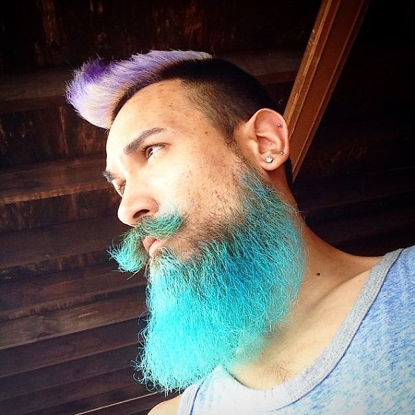 Meghökkentő új férfi divat: hódít a sellő színű haj és szakáll - képek