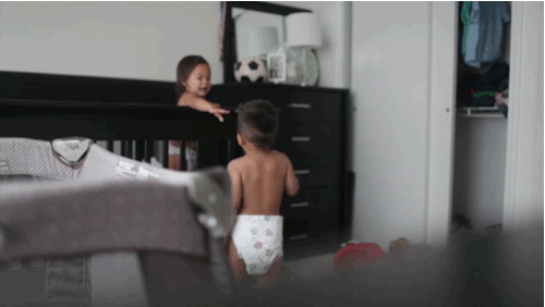 Rejtett kamerás felvétel: a babák titkos élete