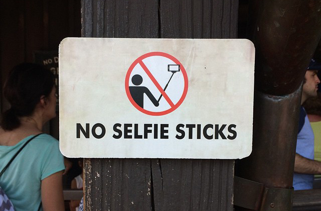 Betiltották a selfie-botok használatát Disneylandben