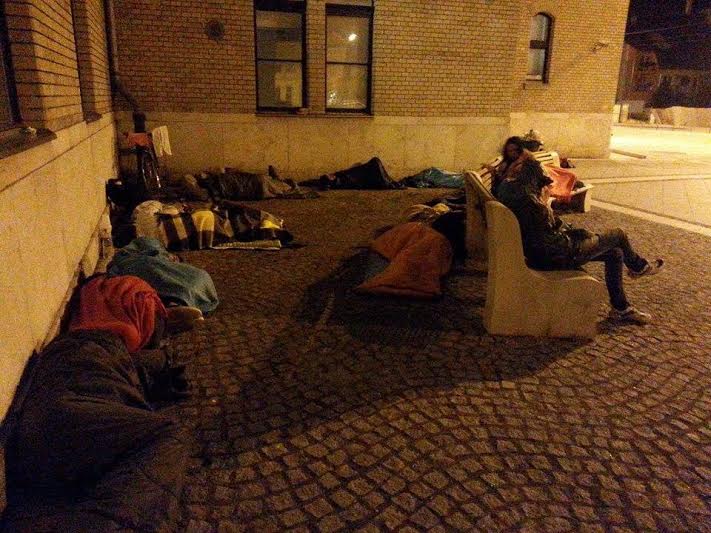 Menekültek éjszakáznak a szegedi vasútállomás mellett (Fotó: Husz Sándor)
