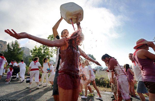 130 ezer liter bort locsoltak egymásra a borcsatán - fotók