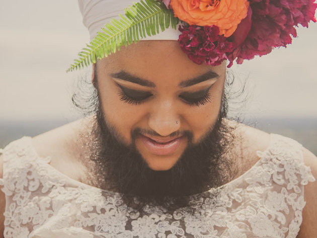 Menyasszonyi ruhában állt modellt az indiai szakállas nő - fotók