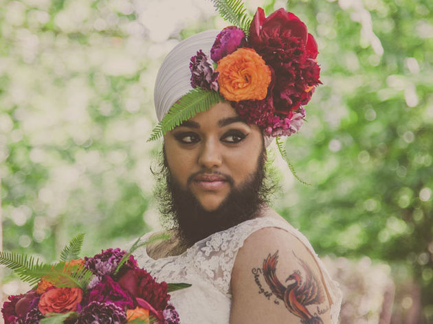 Menyasszonyi ruhában állt modellt az indiai szakállas nő - fotók