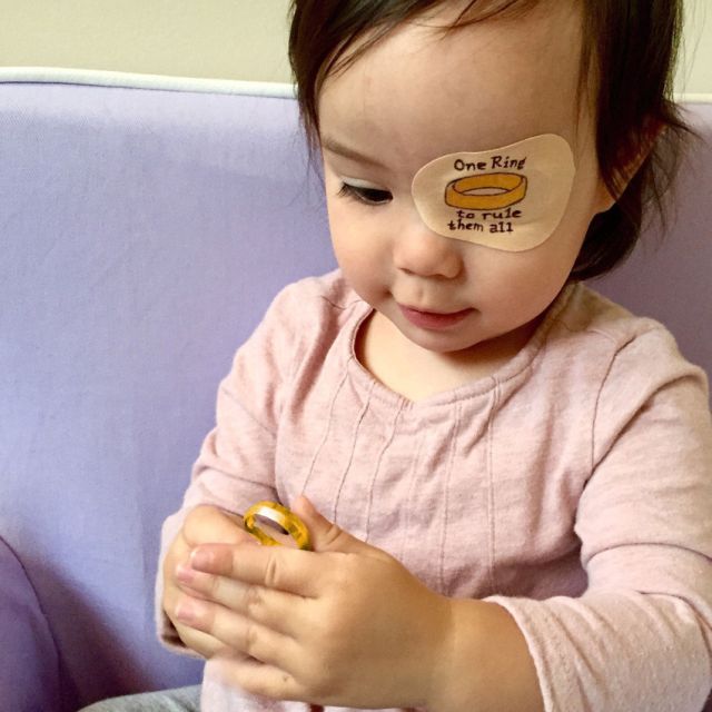 Egy igazi szuperapa: kidekorálja beteg kislánya szemtapaszait, hogy felvidítsa
