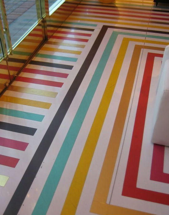 Ha egy vidám, színes lakásra vágyunk a színes csíkos padló elmaradhatatlan. 