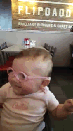 Így örül a baba az első szemüvegének 