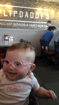 Így örül a baba az első szemüvegének 