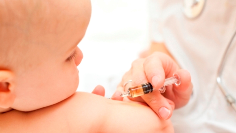 Nincs elég oltóanyag, csúszhatnak a csecsemőoltások