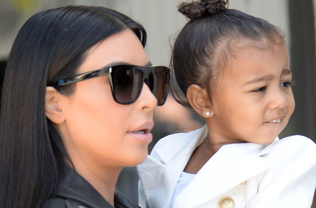 Személyi edzőt vett el 2 éves kislánya mellé Kim Kardashian