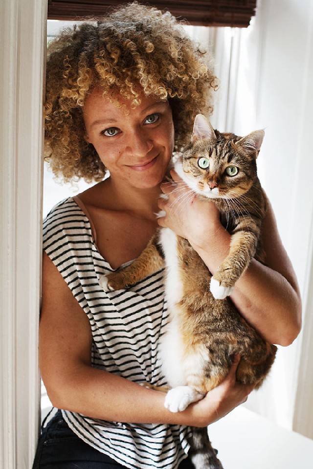 Így szeretik a nők örökbefogadott macskáikat - fotók 