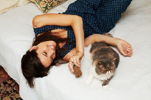 Így szeretik a nők örökbefogadott macskáikat - fotók 