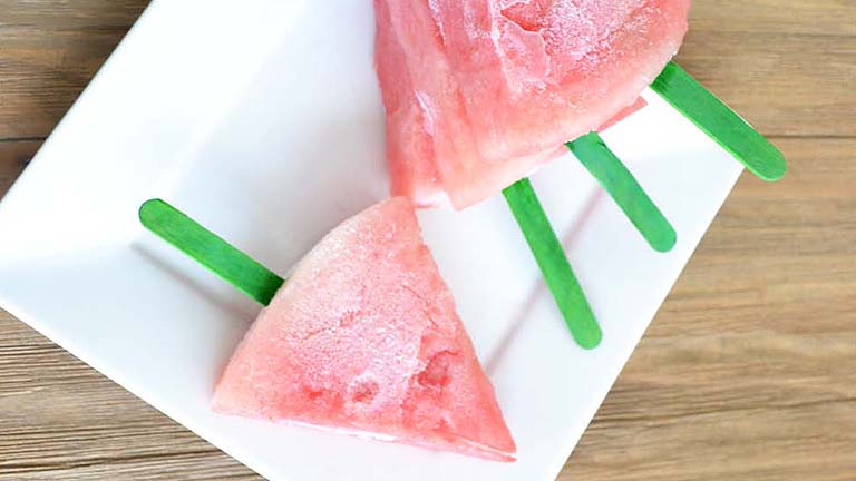 Hogyan kell görögdinnyéből pálcikás jégkrémet csinálni?