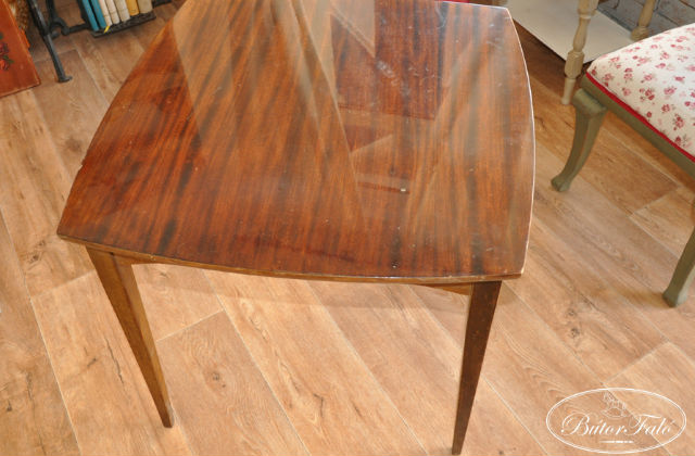 Egy egyszerű, régi asztalból is meseszép dolgot lehet varázsolni. Fotó: butorfalo.blogspot.hu