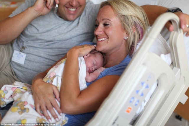 Az örökbefogadó szülők először találkoznak újszülött kislányukkal - megható képek