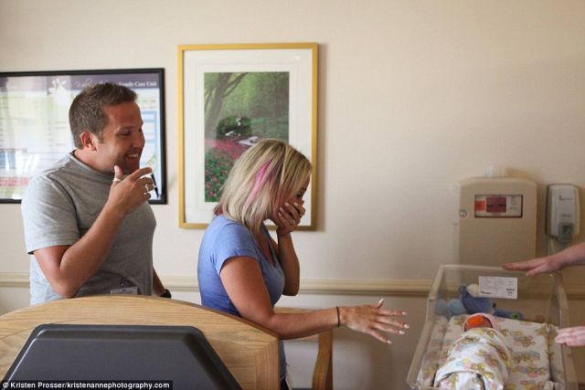 Az örökbefogadó szülők először találkoznak újszülött kislányukkal - megható képek