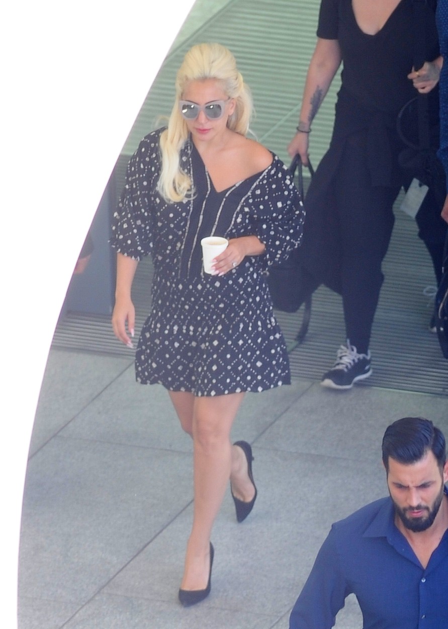 Nem hiszel a szemednek: Lady Gaga a Burda magazinből öltözik