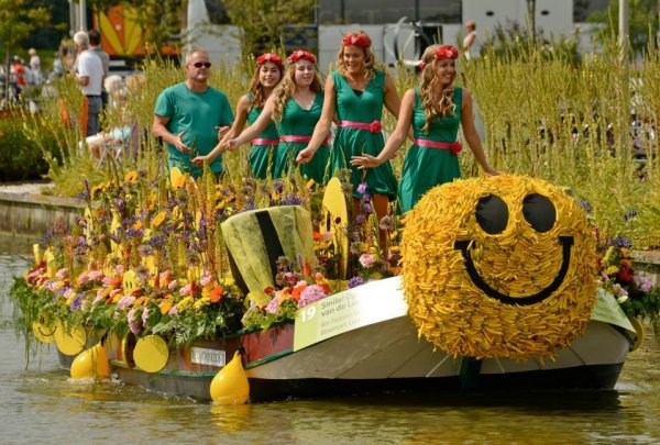 Úszó virágparádé Hollandiában