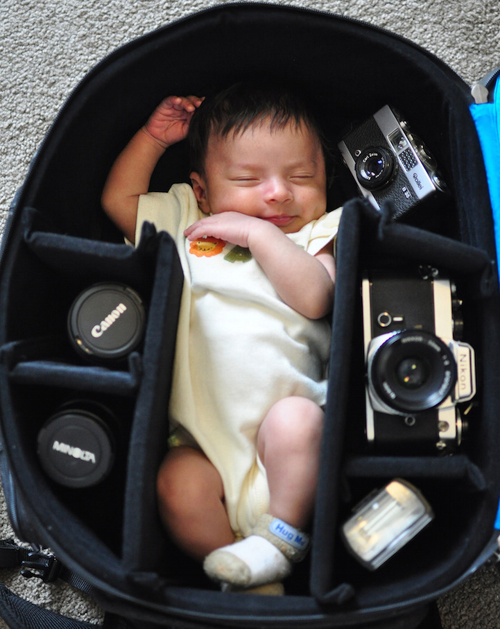 Tündéri fotók: babák, akiknek a fotóstáska a kiságy