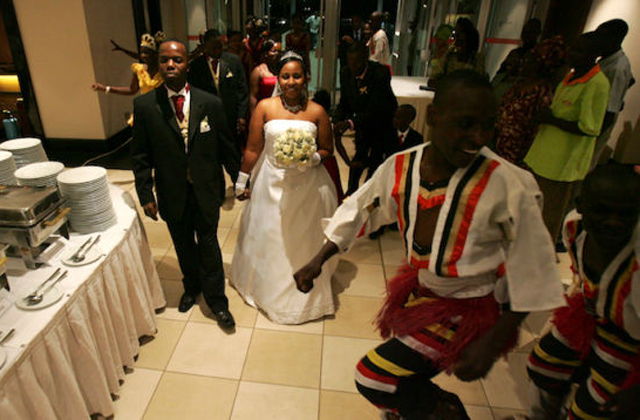 Tilos lett fizetni a menyasszonyokért Ugandában