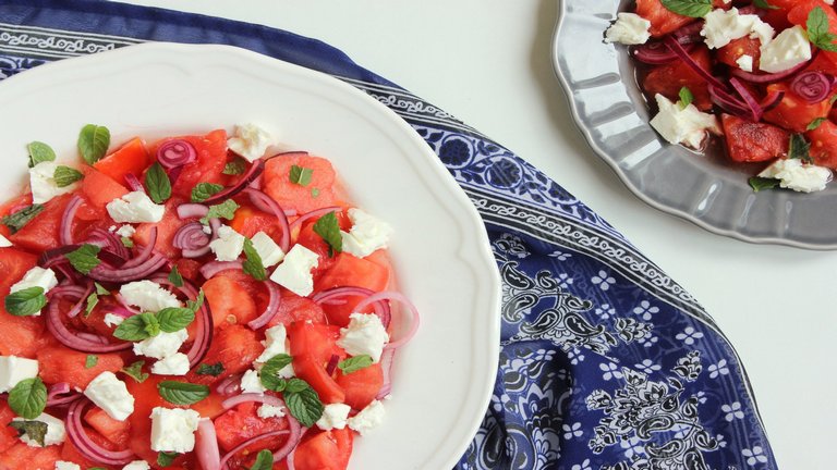 Paradicsomos görögdinnyés saláta feta sajttal - frissítő a kánikulában