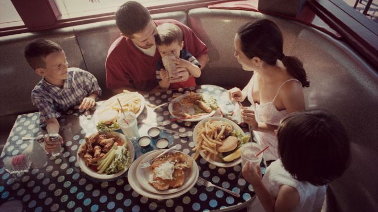 Így kerüld el az éttermi katasztrófát pici gyerekkel