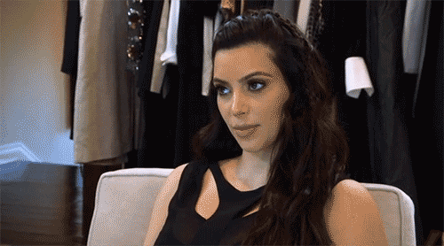 Kim Kardashian pucér fenékkel és nagy pocakkal mászik a falra – fotó