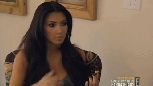 Kim Kardashian pucér fenékkel és nagy pocakkal mászik a falra – fotó