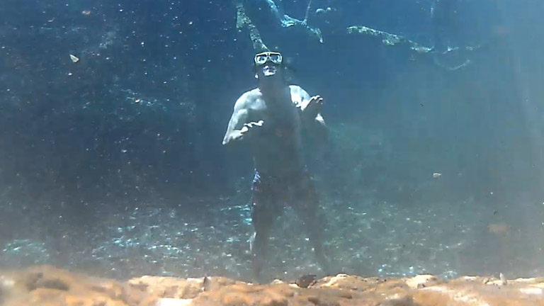 Adrian Butterworth víz alatti filmezéshez készül Punta Canán (Fotó:Adelia Television)