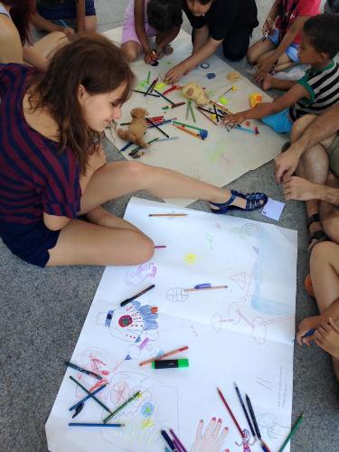 A tranzitzónákban rajzolhatnak az aszfaltra a menekült gyerekek