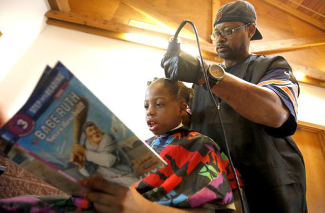 Felolvasásért ingyen vágja a gyerekek haját egy fodrász