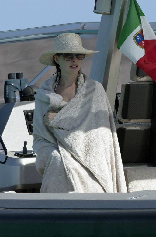 A porcelán bőr menő: ha azt hiszed, nem kihívás fehérnek maradni nyáron, akkor csak figyeld Anne Hathawayt