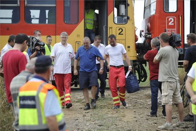 Az egyik sérültet kísérik a mentők - MTI Fotó: Mihádák Zoltán