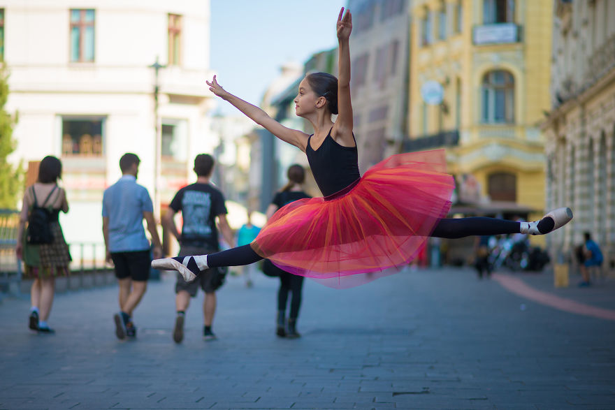 A kis balerina Bukarest utcáin táncol - fotók